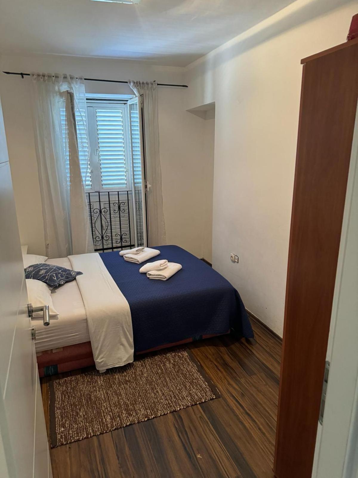 Apartment Yakov Free Public Parking And Balcony